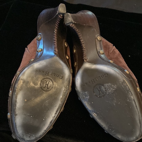 Brown suede clogs with fashionable metal accents. - Picture 7 of 7